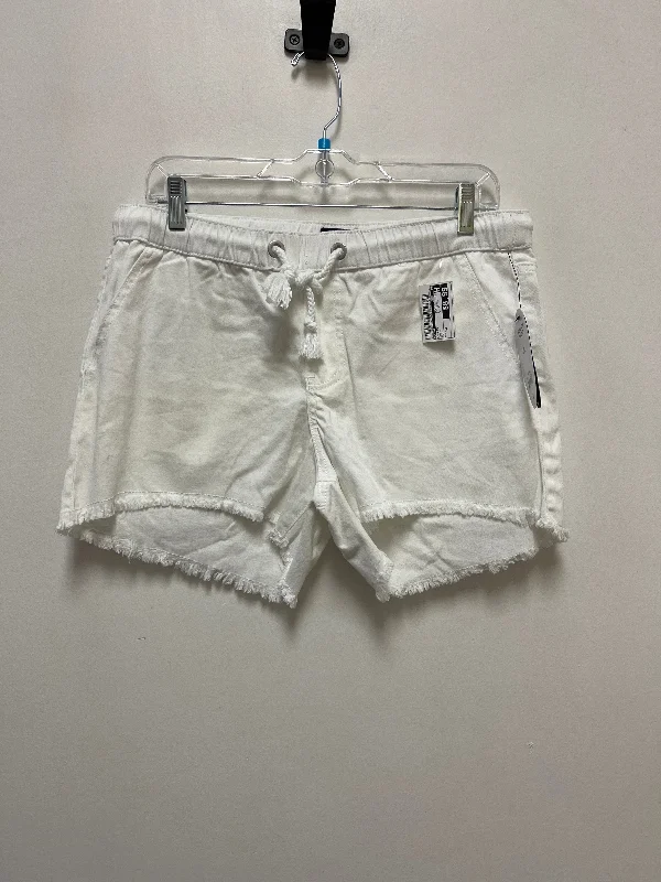 White Shorts Scoop, Size 10 Monochromatic Office Style