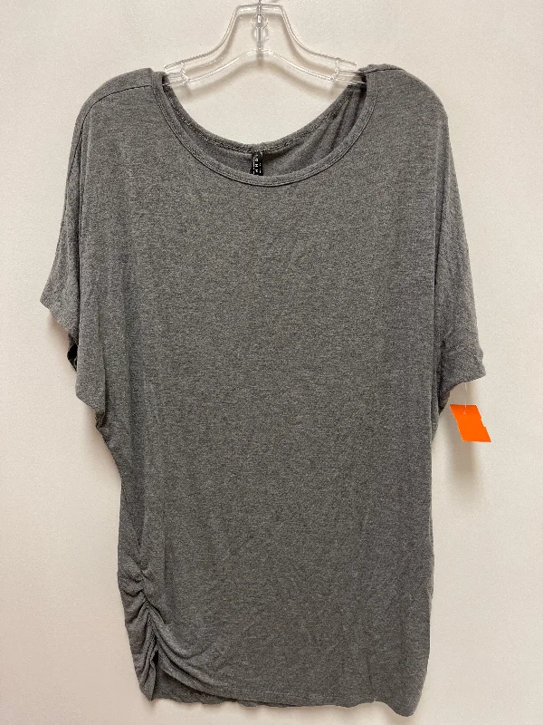 Top Short Sleeve By Clothes Mentor In Grey, Size: 3x Sporty Men's Athleisure 